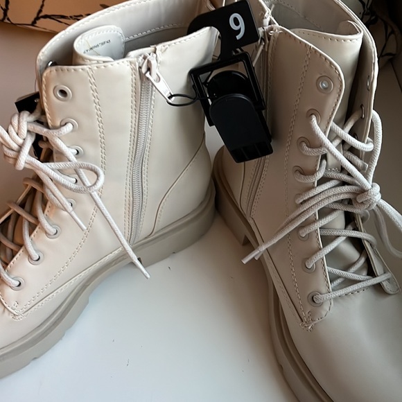 NWT No Boundaries winter white/ivory lug sole boots tie front and zipper sides - Picture 3 of 7